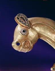 Wappenschild in Form eines Panthers, 700-650 v. Chr. Gold, Bernstein und farbiges Email (Detail)